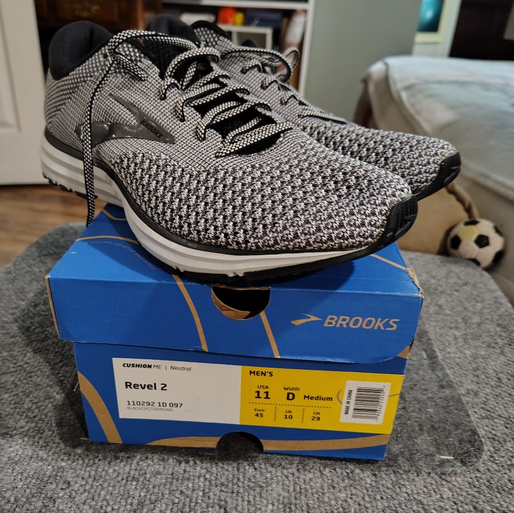 Brooks Revel 2 Black and White Athletic Shoes